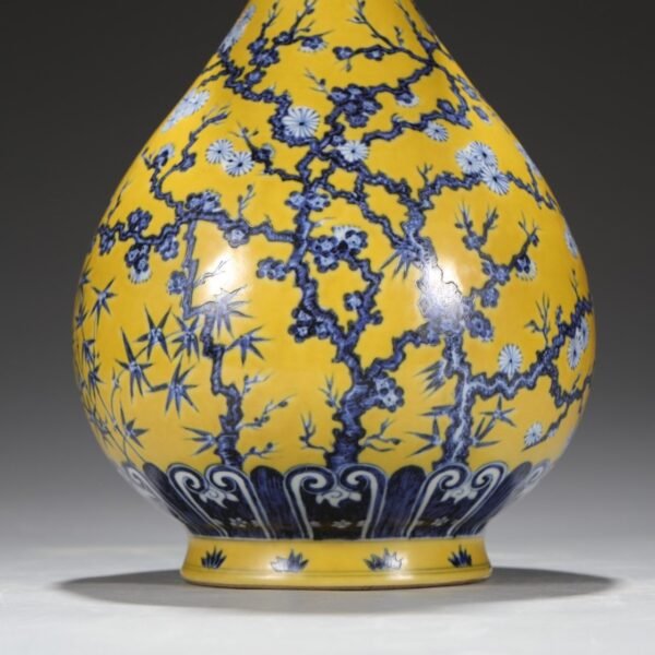 Old collection of Ming Dynasty Xuande blue and white yellow ground blue and white pine, bamboo and plum pattern large jade pot spring vase - Image 4