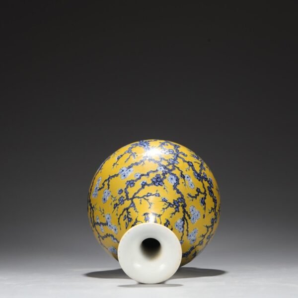 Old collection of Ming Dynasty Xuande blue and white yellow ground blue and white pine, bamboo and plum pattern large jade pot spring vase - Image 5