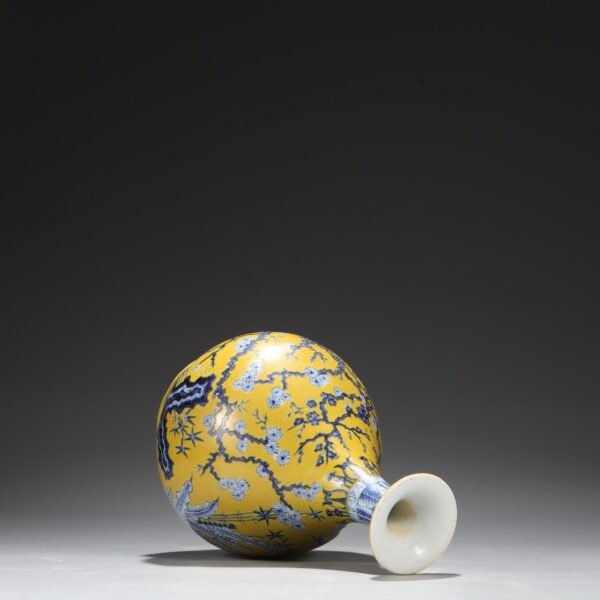 Old collection of Ming Dynasty Xuande blue and white yellow ground blue and white pine, bamboo and plum pattern large jade pot spring vase - Image 6