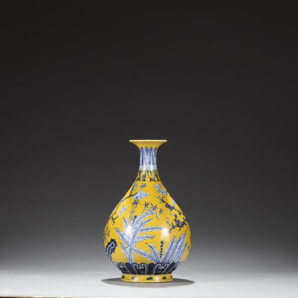 Old collection of Ming Dynasty Xuande blue and white yellow ground blue and white pine, bamboo and plum pattern large jade pot spring vase - Image 7
