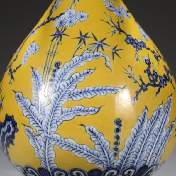 Old collection of Ming Dynasty Xuande blue and white yellow ground blue and white pine, bamboo and plum pattern large jade pot spring vase - Image 8