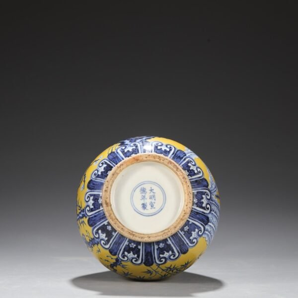 Old collection of Ming Dynasty Xuande blue and white yellow ground blue and white pine, bamboo and plum pattern large jade pot spring vase - Image 9