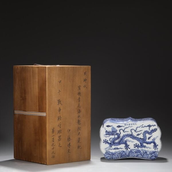 A large porcelain pillow with blue and white seawater dragon pattern from the Xuande period of the Ming Dynasty.