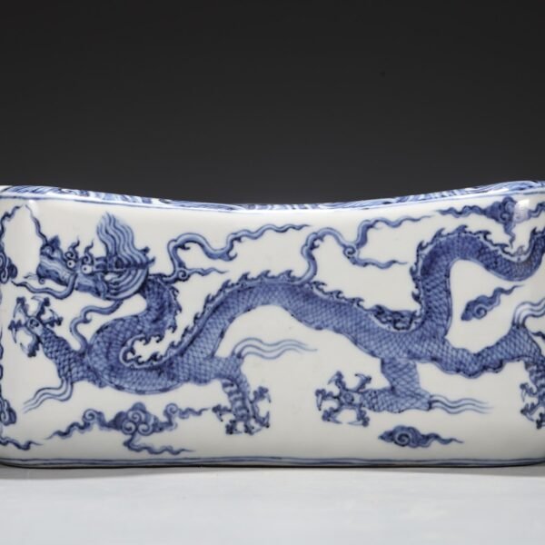 A large porcelain pillow with blue and white seawater dragon pattern from the Xuande period of the Ming Dynasty. - Image 2
