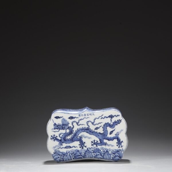 A large porcelain pillow with blue and white seawater dragon pattern from the Xuande period of the Ming Dynasty. - Image 4
