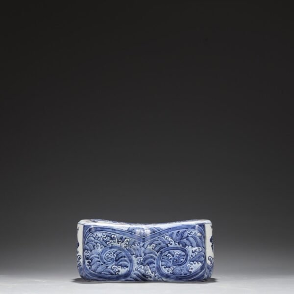 A large porcelain pillow with blue and white seawater dragon pattern from the Xuande period of the Ming Dynasty. - Image 5