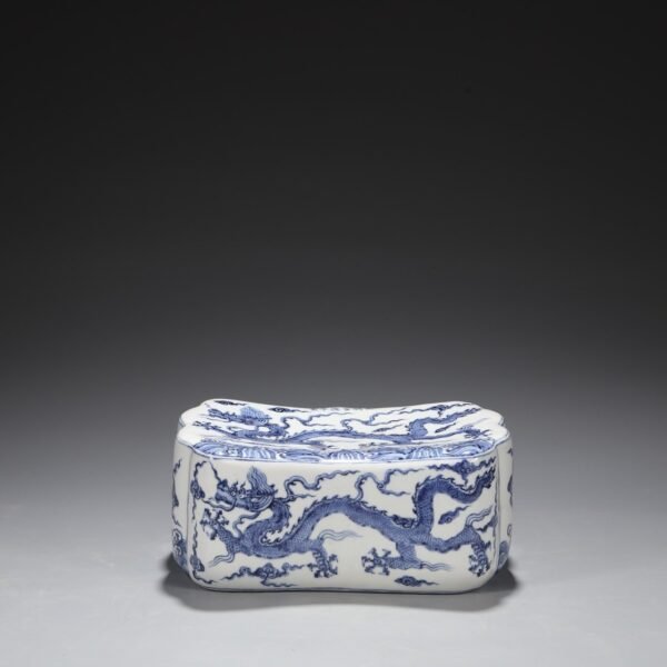 A large porcelain pillow with blue and white seawater dragon pattern from the Xuande period of the Ming Dynasty. - Image 6