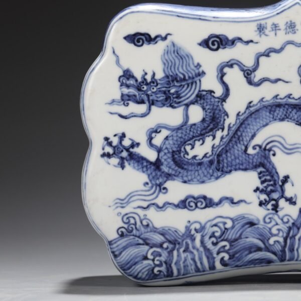 A large porcelain pillow with blue and white seawater dragon pattern from the Xuande period of the Ming Dynasty. - Image 7