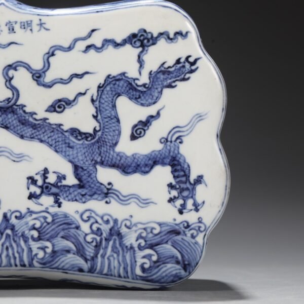 A large porcelain pillow with blue and white seawater dragon pattern from the Xuande period of the Ming Dynasty. - Image 9
