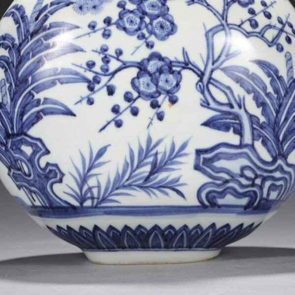 A large flat vase with blue and white pine, bamboo and plum patterns from the Yongle period of the Ming Dynasty. - Image 8