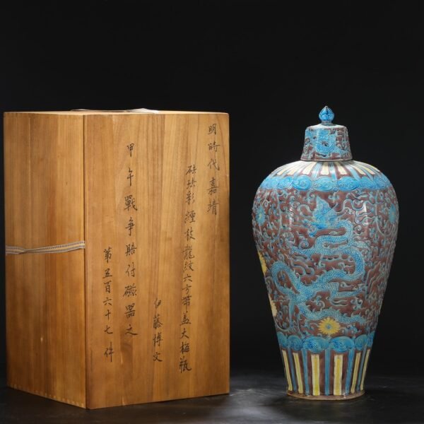 An old Ming Dynasty Jiajing period enamel-painted hexagonal plum vase with a lid.