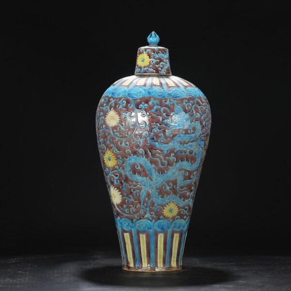 An old Ming Dynasty Jiajing period enamel-painted hexagonal plum vase with a lid. - Image 2
