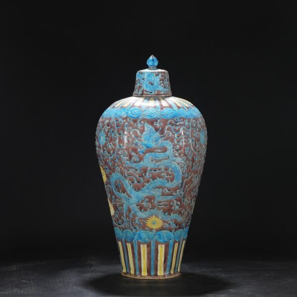 An old Ming Dynasty Jiajing period enamel-painted hexagonal plum vase with a lid. - Image 3