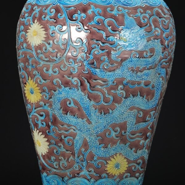 An old Ming Dynasty Jiajing period enamel-painted hexagonal plum vase with a lid. - Image 4