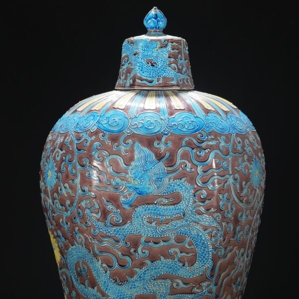An old Ming Dynasty Jiajing period enamel-painted hexagonal plum vase with a lid. - Image 5
