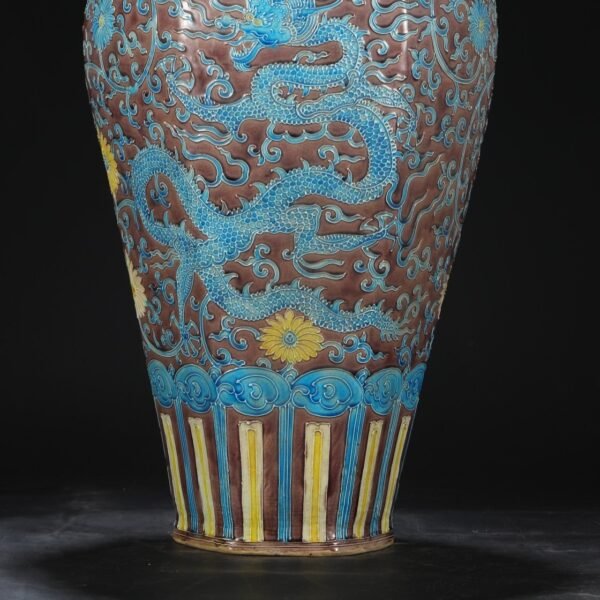 An old Ming Dynasty Jiajing period enamel-painted hexagonal plum vase with a lid. - Image 6
