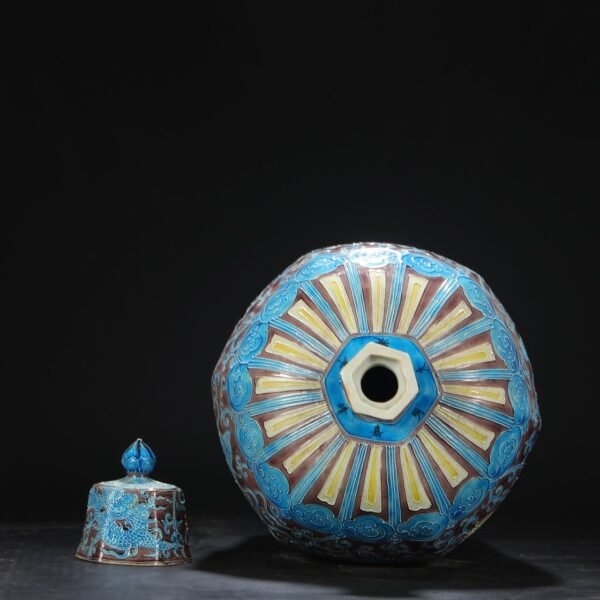 An old Ming Dynasty Jiajing period enamel-painted hexagonal plum vase with a lid. - Image 7