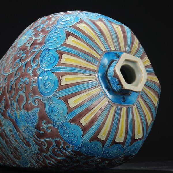 An old Ming Dynasty Jiajing period enamel-painted hexagonal plum vase with a lid. - Image 9