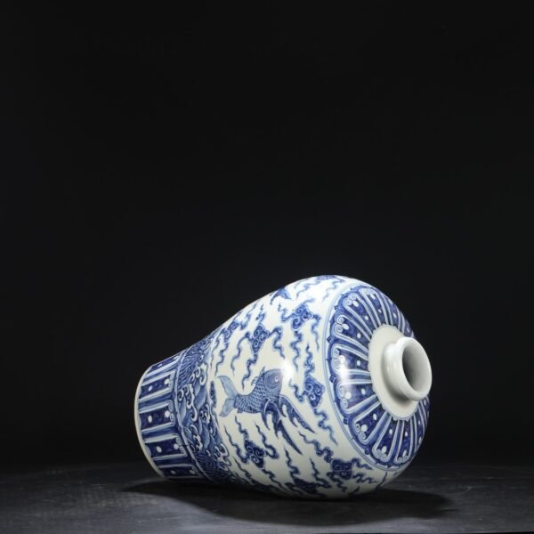 Old collection of Ming Dynasty Xuande blue and white sea water sea monster pattern large plum vase - Image 3