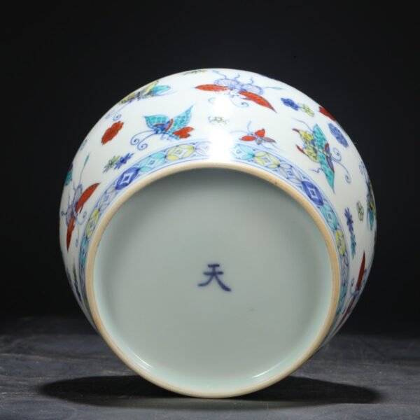 Old collection of Ming Dynasty Chenghua Doucai Hundred Butterfly Pattern Tianzi Covered Jar - Image 9