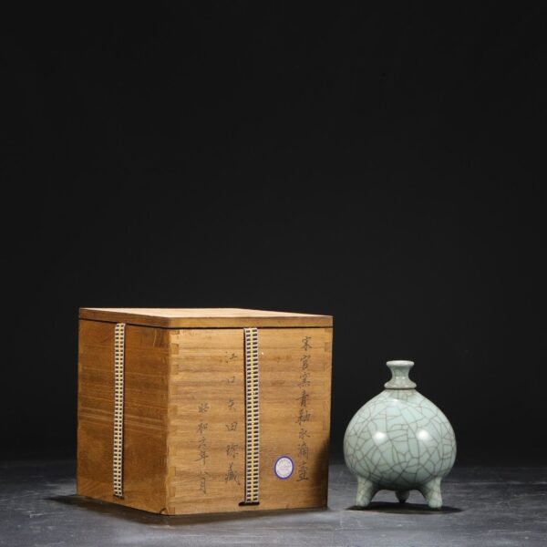 Old collection of Southern Song Dynasty official kiln green glaze water drop pot