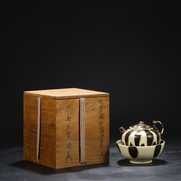 A set of old collection of Northern Song Dynasty Ding kiln rust-spotted wine warmer with a handle.