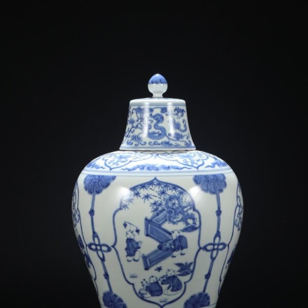 Old collection of Ming Chenghua blue and white window boy playing with a large plum vase with lid - Image 2