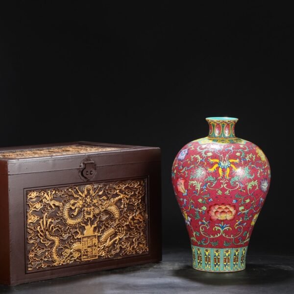 A large plum vase with a enamel-romantic pattern and a pattern of flowers from the Qianlong period of the Qing Dynasty.