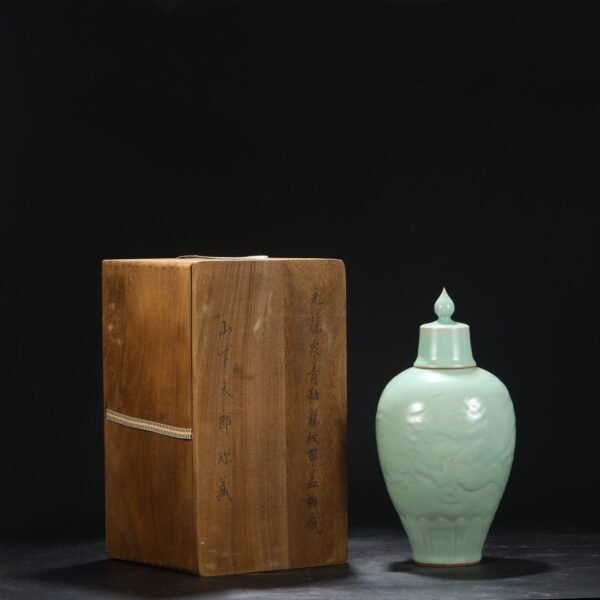 Old collection of Southern Song Dynasty Longquan kiln green glaze carved dragon pattern with lid large plum vase