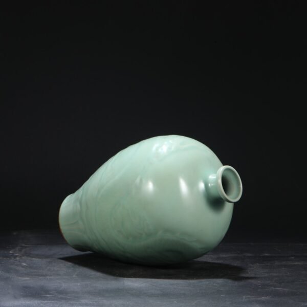 Old collection of Southern Song Dynasty Longquan kiln green glaze carved dragon pattern with lid large plum vase - Image 2