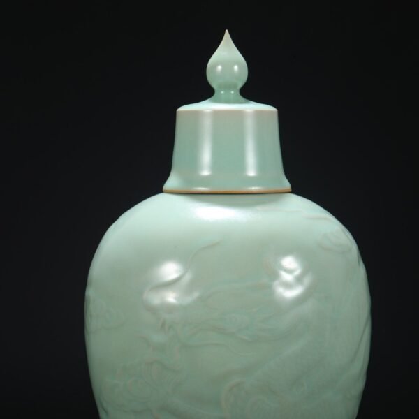 Old collection of Southern Song Dynasty Longquan kiln green glaze carved dragon pattern with lid large plum vase - Image 3
