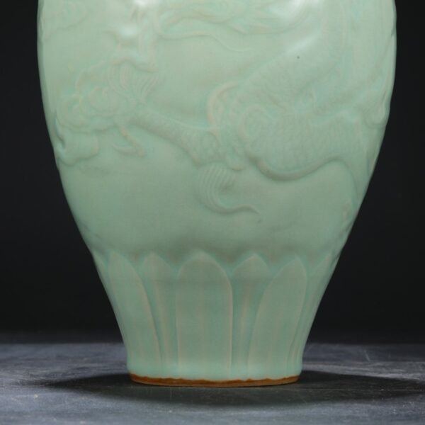 Old collection of Southern Song Dynasty Longquan kiln green glaze carved dragon pattern with lid large plum vase - Image 4