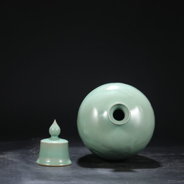 Old collection of Southern Song Dynasty Longquan kiln green glaze carved dragon pattern with lid large plum vase - Image 6