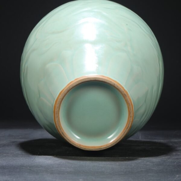 Old collection of Southern Song Dynasty Longquan kiln green glaze carved dragon pattern with lid large plum vase - Image 9