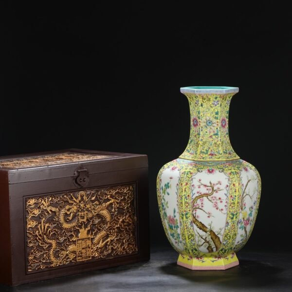 Old collection of Qing Dynasty Qianlong Famille Rose Window Flower and Bird Six-sided Large Appreciation Vase