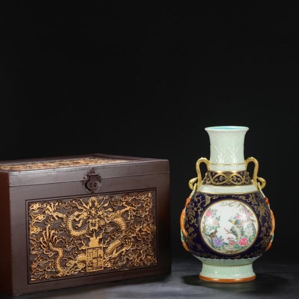 Old collection of Qing Dynasty Qianlong famille rose window flower and bird gold-painted double-handled large vase
