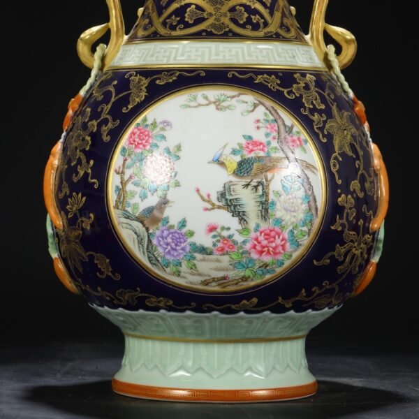 Old collection of Qing Dynasty Qianlong famille rose window flower and bird gold-painted double-handled large vase - Image 3