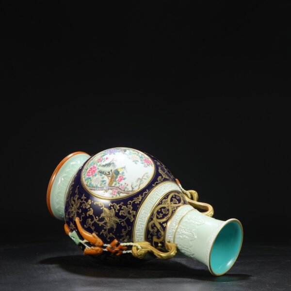 Old collection of Qing Dynasty Qianlong famille rose window flower and bird gold-painted double-handled large vase - Image 4