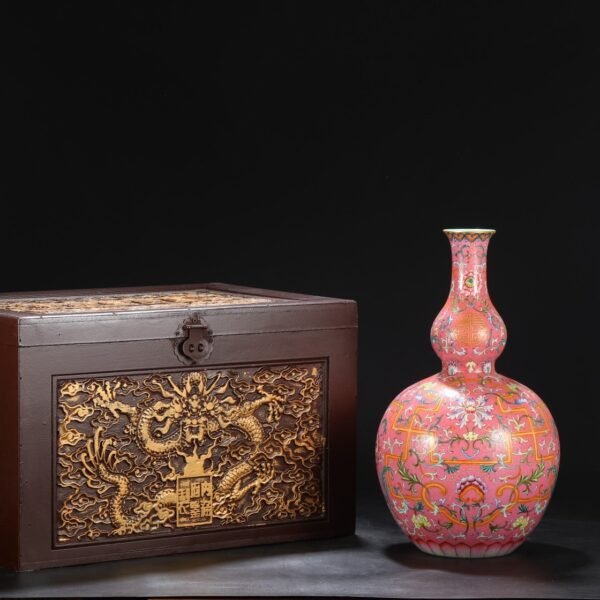 Old collection of Qing Dynasty Qianlong powder enamel twined flower large gourd vase