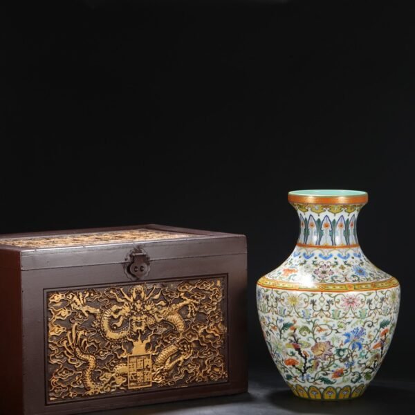 A large plate-mouthed vase with a enamel-romantic pattern of flowers from the Qianlong period of the Qing Dynasty.