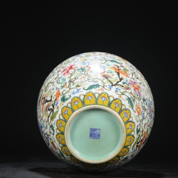 A large plate-mouthed vase with a enamel-romantic pattern of flowers from the Qianlong period of the Qing Dynasty. - Image 2