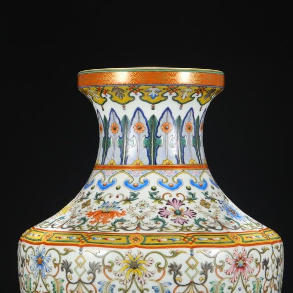A large plate-mouthed vase with a enamel-romantic pattern of flowers from the Qianlong period of the Qing Dynasty. - Image 3