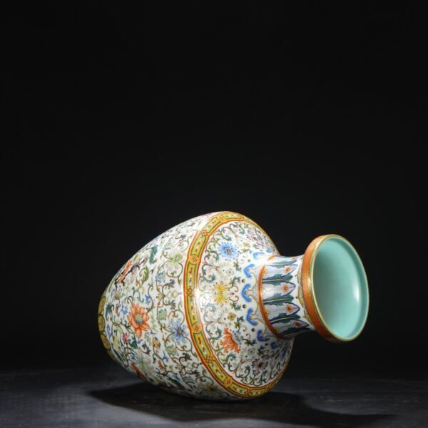 A large plate-mouthed vase with a enamel-romantic pattern of flowers from the Qianlong period of the Qing Dynasty. - Image 4