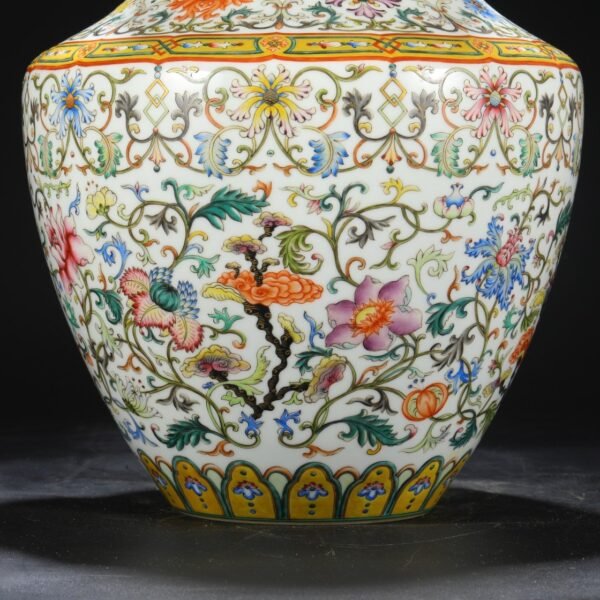 A large plate-mouthed vase with a enamel-romantic pattern of flowers from the Qianlong period of the Qing Dynasty. - Image 5
