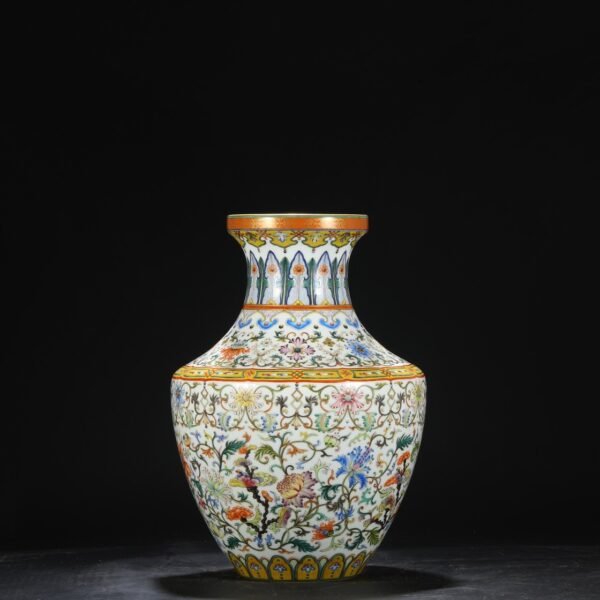 A large plate-mouthed vase with a enamel-romantic pattern of flowers from the Qianlong period of the Qing Dynasty. - Image 6