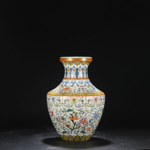 A large plate-mouthed vase with a enamel-romantic pattern of flowers from the Qianlong period of the Qing Dynasty. - Image 7