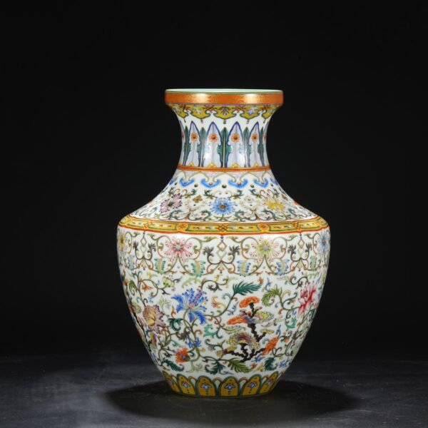 A large plate-mouthed vase with a enamel-romantic pattern of flowers from the Qianlong period of the Qing Dynasty. - Image 8