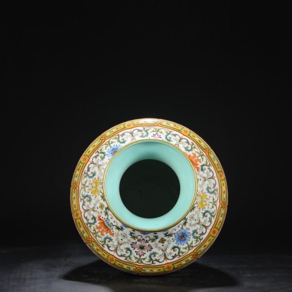 A large plate-mouthed vase with a enamel-romantic pattern of flowers from the Qianlong period of the Qing Dynasty. - Image 9
