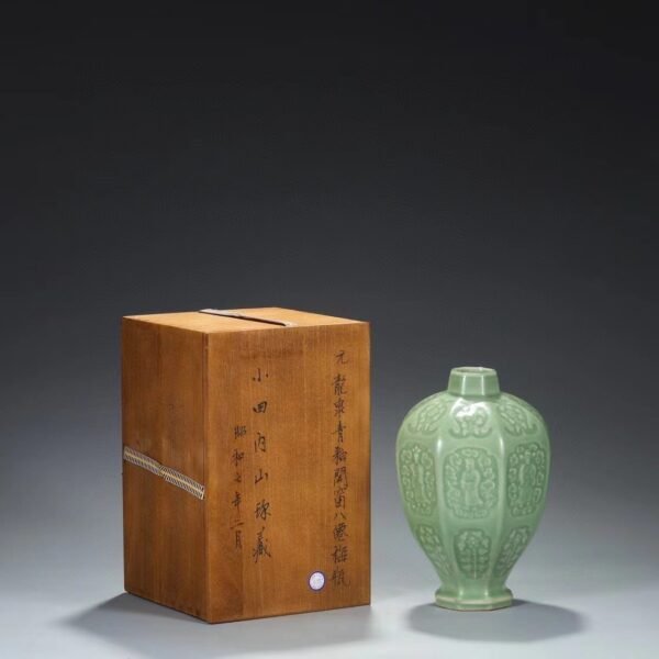 Old collection of Yuan Dynasty Longquan kiln green glaze window eight immortals plum vase "Yujin Garden" Size: