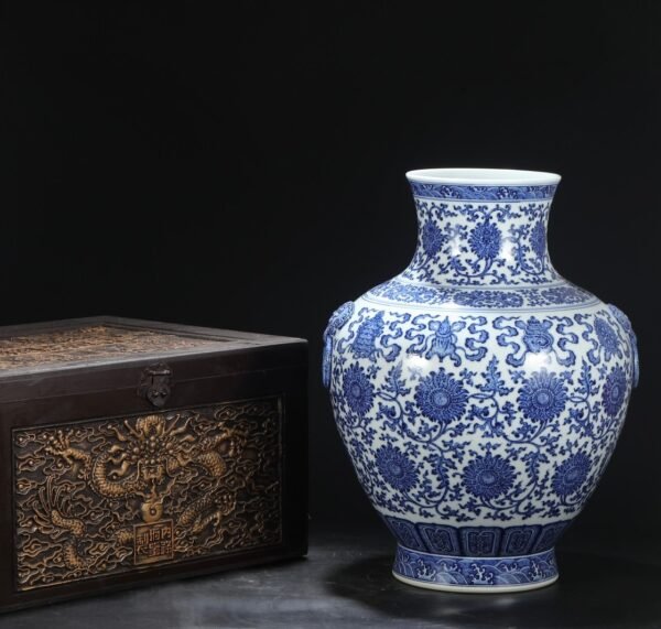 Old collection of Qing Dynasty Qianlong blue and white lotus with eight treasures shop head large vase